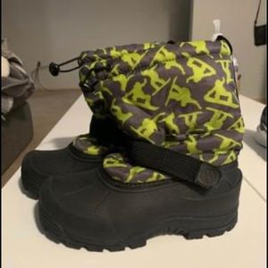 Youth thermolite snow boots
